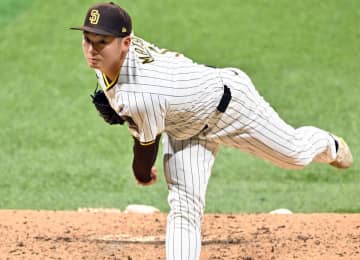 古巣訪問の左腕と海外FA右腕の2ショに「則本パドレスか～！」「メジャーへ連れて行かないでくれ（泣）」 松井裕樹が楽天の球団事務所へ