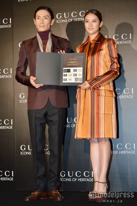 武井咲（右）と伊勢谷友介（左）