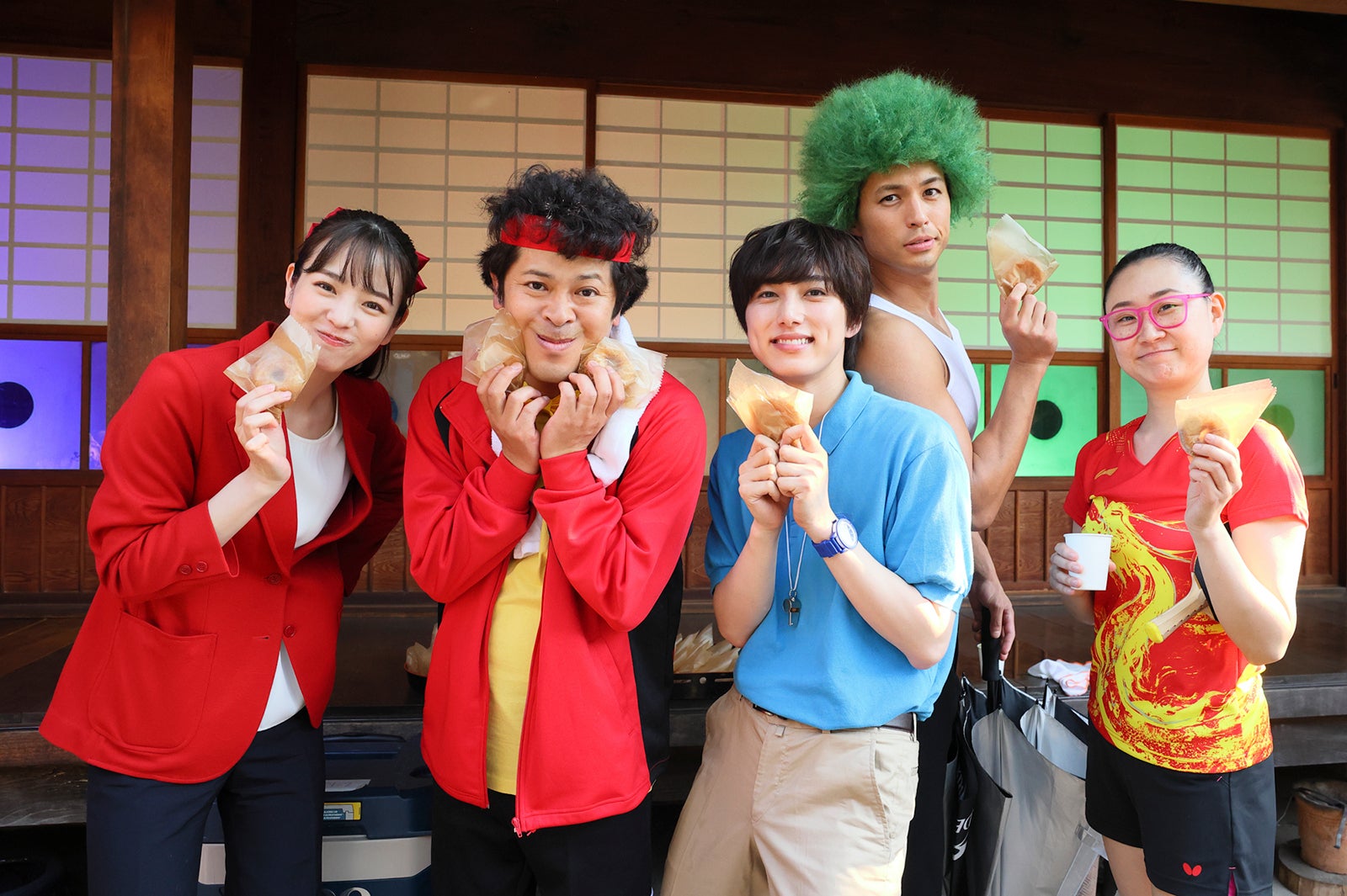 横田真悠・INI尾崎匠海ら「コンビニ★ヒーローズ」仲良し5ショット公開