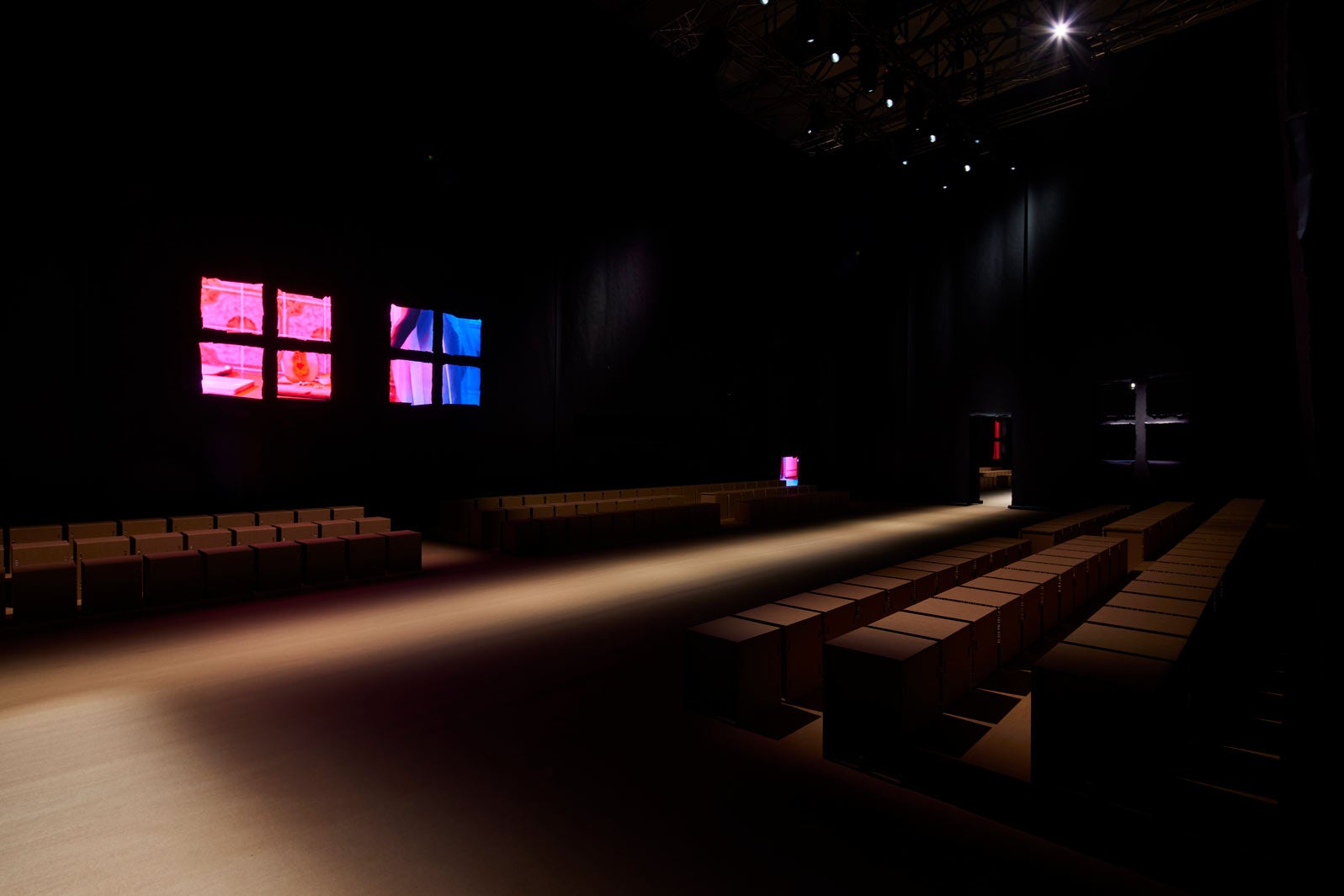 「TOUCH OF CRUDE」ショースペース（提供写真）