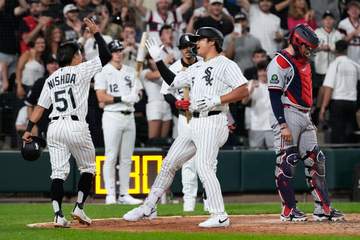 村上宗隆の19号弾 チャンスメークの西田陸浮が本塁で腰90度の深々お辞儀→歓喜のタッチ 日本人コンビの同点劇に本拠地が大熱狂