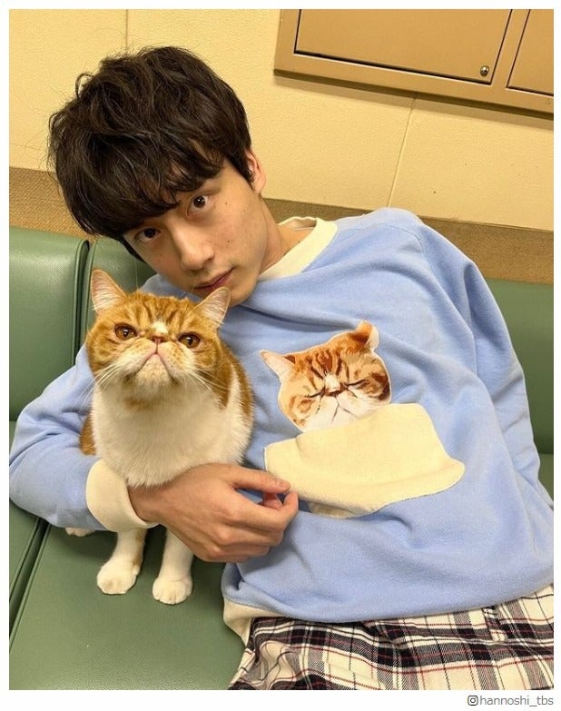 「ハンオシ」坂口健太郎、猫との“3ショット”にファン悶絶「眼福」「可愛いの渋滞」