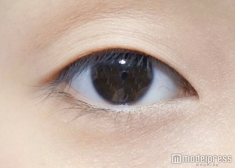 すっぴん一重がトレンドEYEに変身！／写真・MAKO（C）モデルプレス