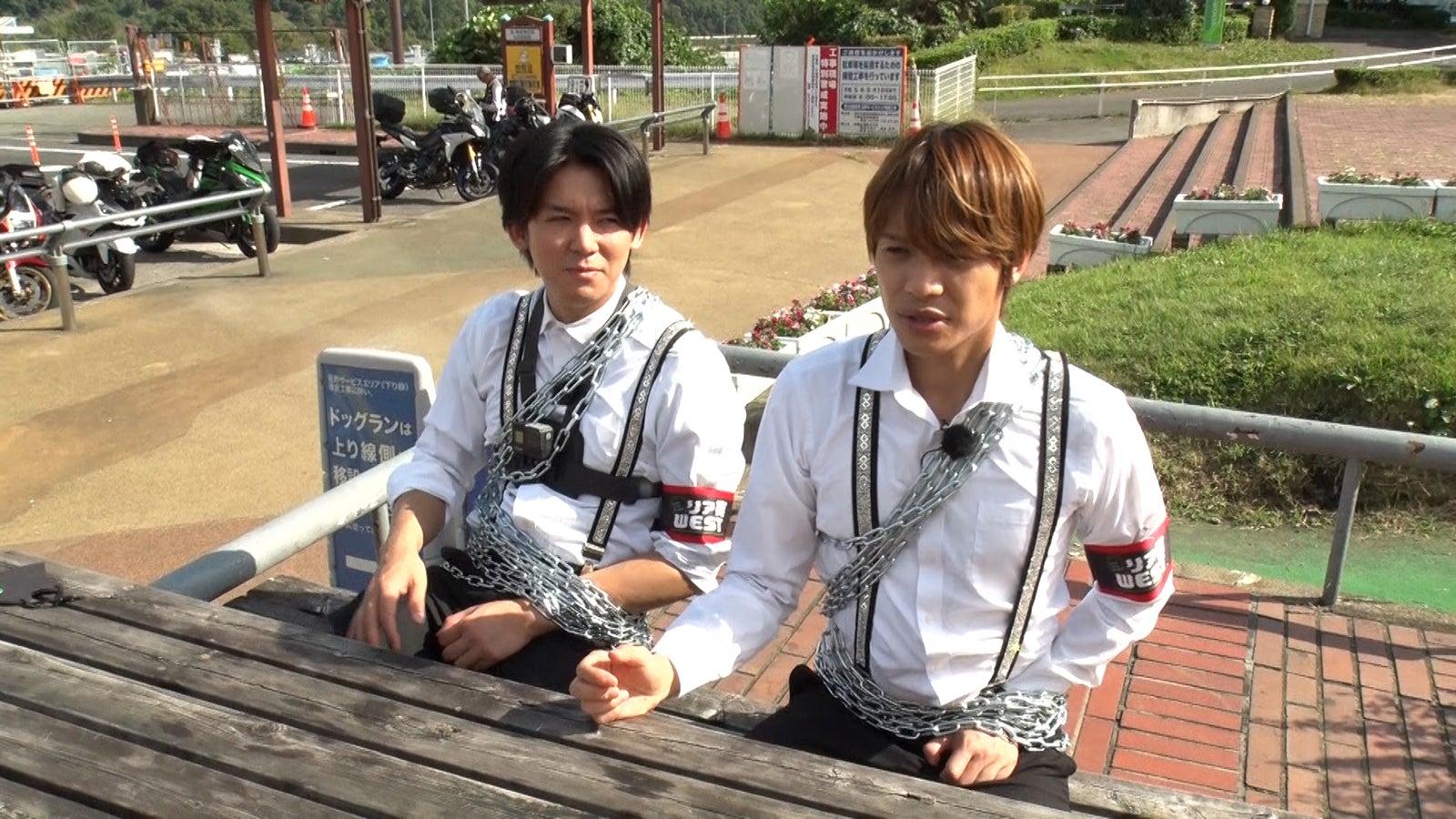 ジャニーズWEST中間淳太＆小瀧望、片手拘束され利き腕だけでロケ　バラエティーの掟破りも？