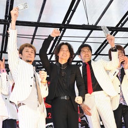 綾野剛“異常”な3ショットに興奮「今年1番楽しい」