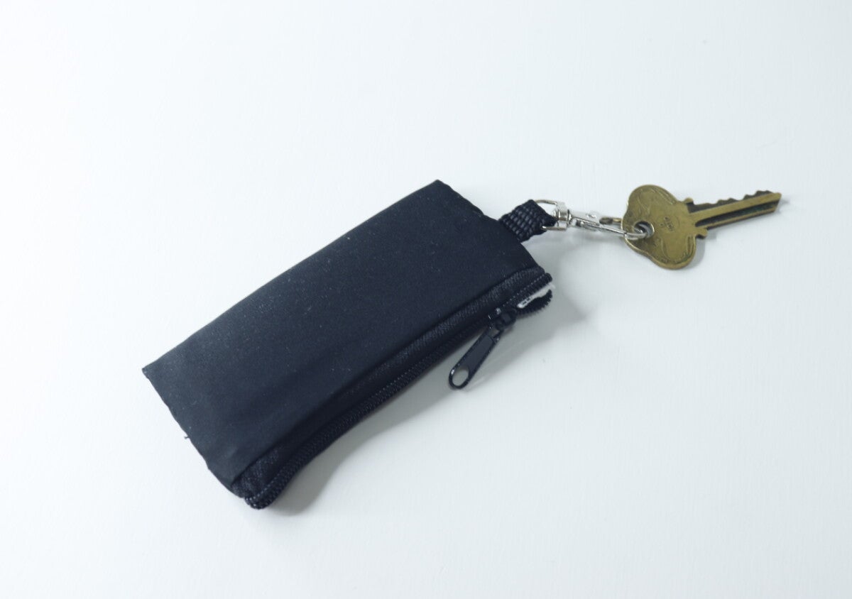 100均で買ったら大当たり！「汚れたら拭けるって便利！」バッグにつけられるミニポーチ