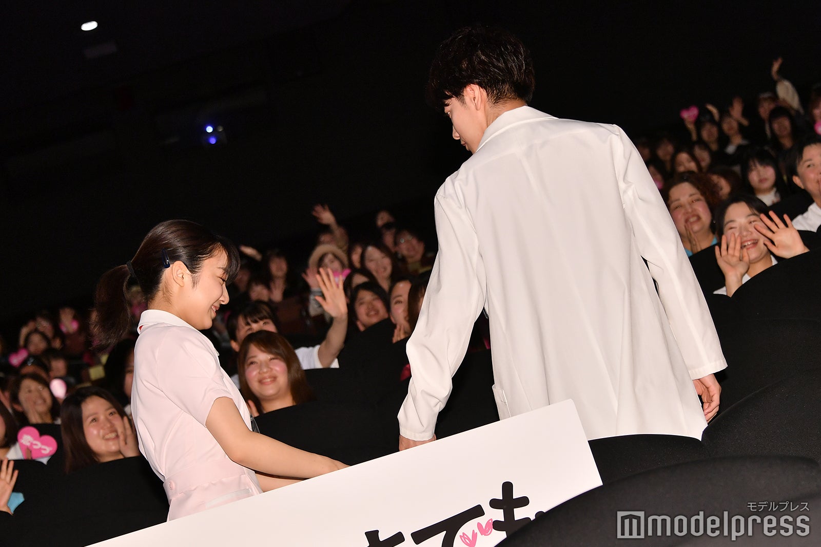 上白石萌音、佐藤健 （C）モデルプレス