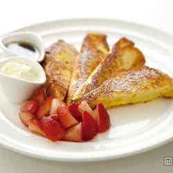 ふわふわのフレンチトーストに新鮮ないちご、メイプルシロップを添えた「フラッフィーフレンチトースト」￥1，251