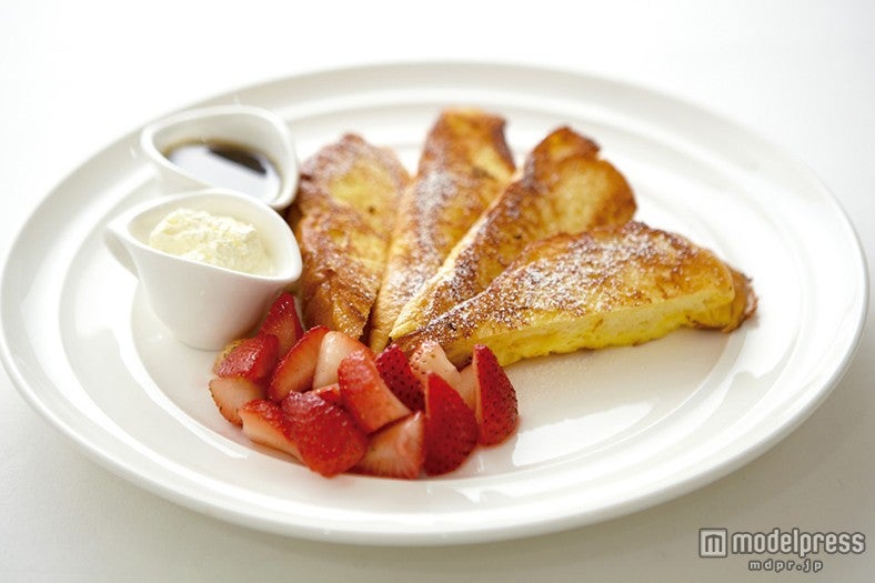 ふわふわのフレンチトーストに新鮮ないちご、メイプルシロップを添えた「フラッフィーフレンチトースト」￥1，251
