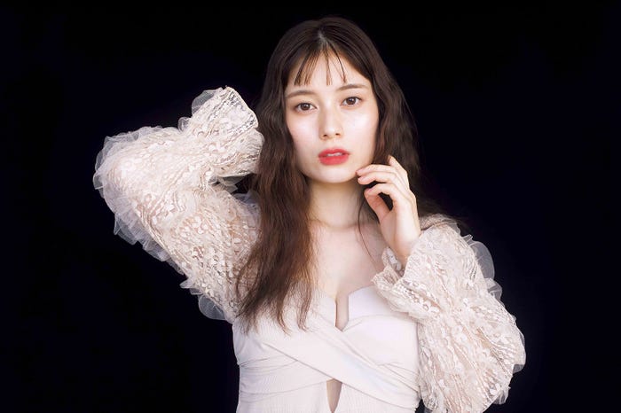 大久保桜子カレンダー卓上タイプ(ヨコバージョン)撮影:桑島智輝 (提供写真)