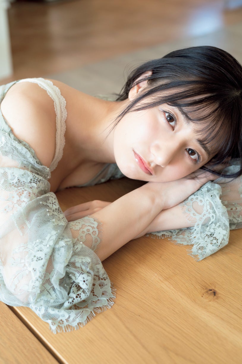 AKB48鈴木優香、ソログラビアで美デコルテ輝く