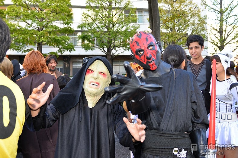 ハロウィンの川崎に「スター・ウォーズ」コスプレイヤー100人集結