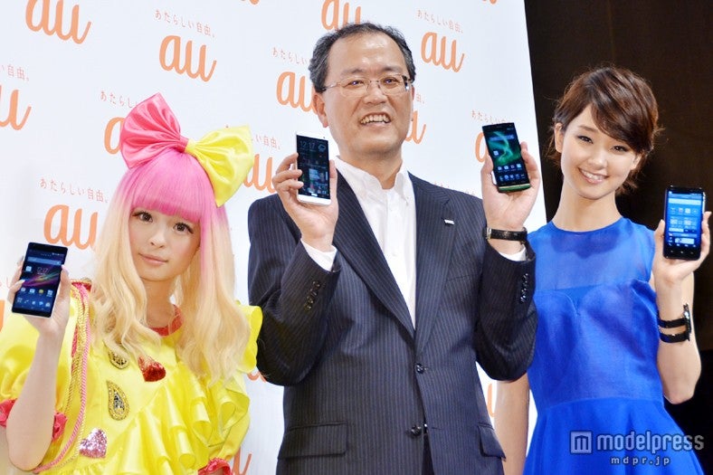 きゃりーぱみゅぱみゅ（左）、田中孝司代表取締役社長（中央）、剛力彩芽（右）