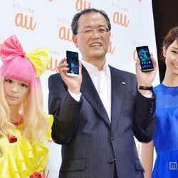 きゃりーぱみゅぱみゅ(左)、田中孝司代表取締役社長(中央)、剛力彩芽(右)