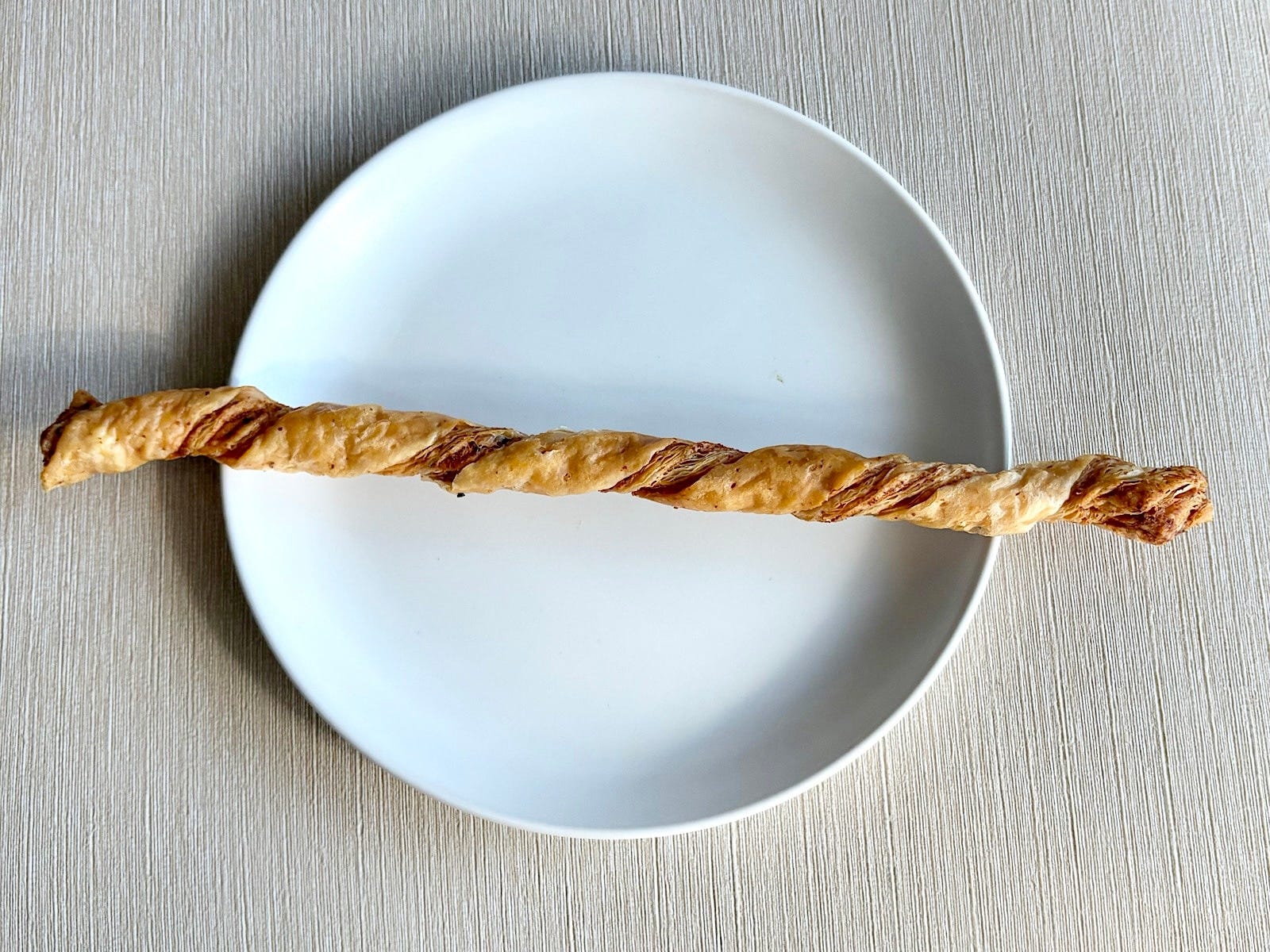 「ダッチーズ ～オランダ産チーズのパイ～」194円（税込）