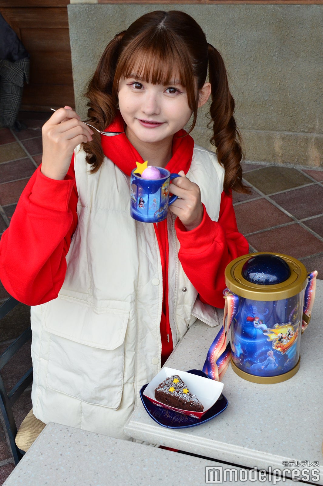 ミックスフルーツゼリー＆ホワイトチョコムース、スーベニアカップ付き900円、キャラメル＆チョコケーキ、スーベニアプレート付き900円／モデル：渡邉歩咲（C）モデルプレス