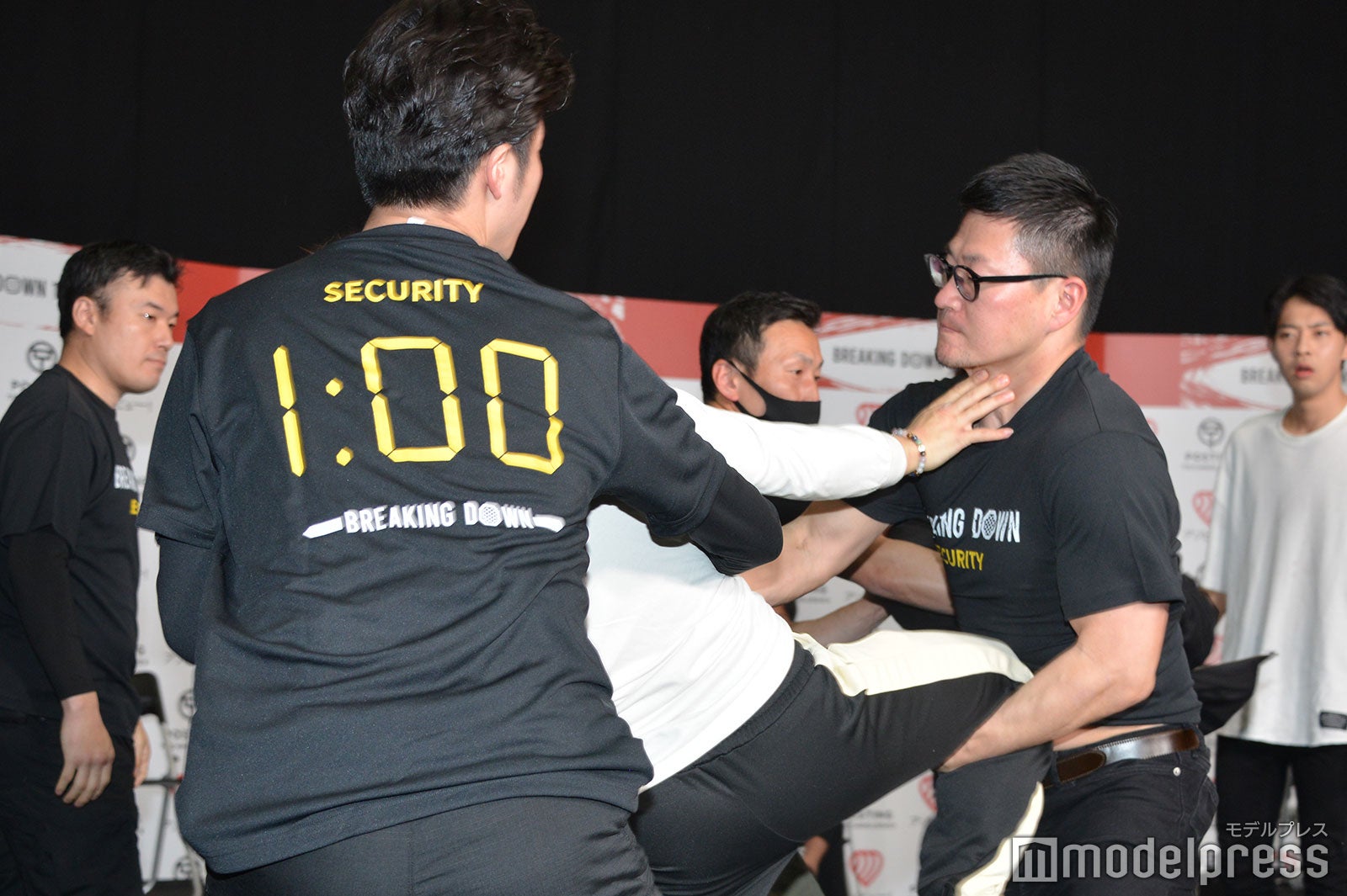 乱闘するカウアン・オカモト（C）モデルプレス