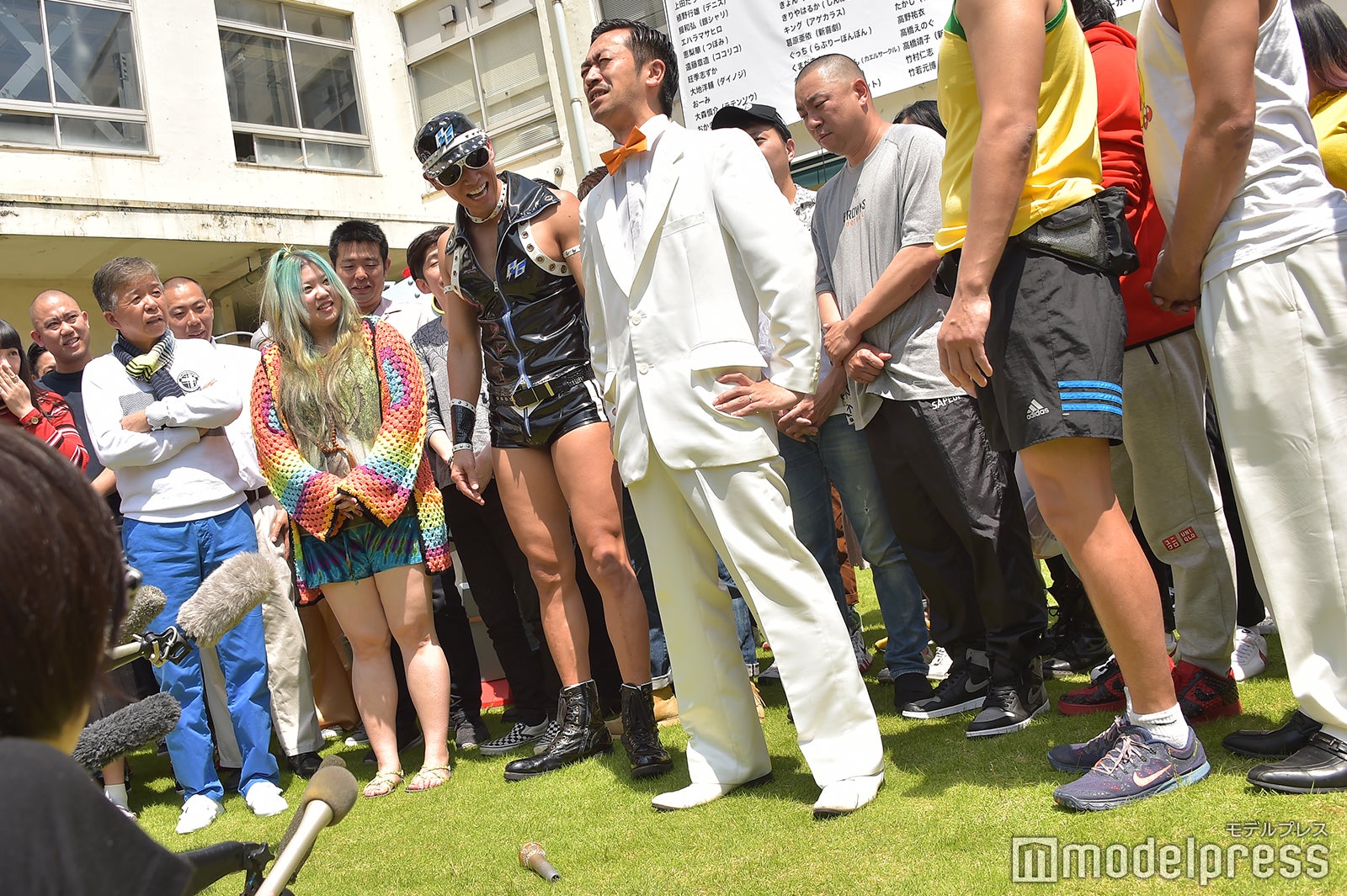 ムーディー勝山、マイクを投げ出して無念の表情 （C）モデルプレス