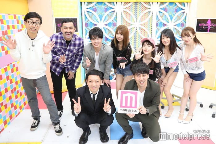 (前列左から)嶋佐和也、屋敷裕政(後列左から)おいでやす小田、植野行雄、松下宣夫、三宿菜々、三田寺理紗、星乃まおり、相良朱音 (C)モデルプレス