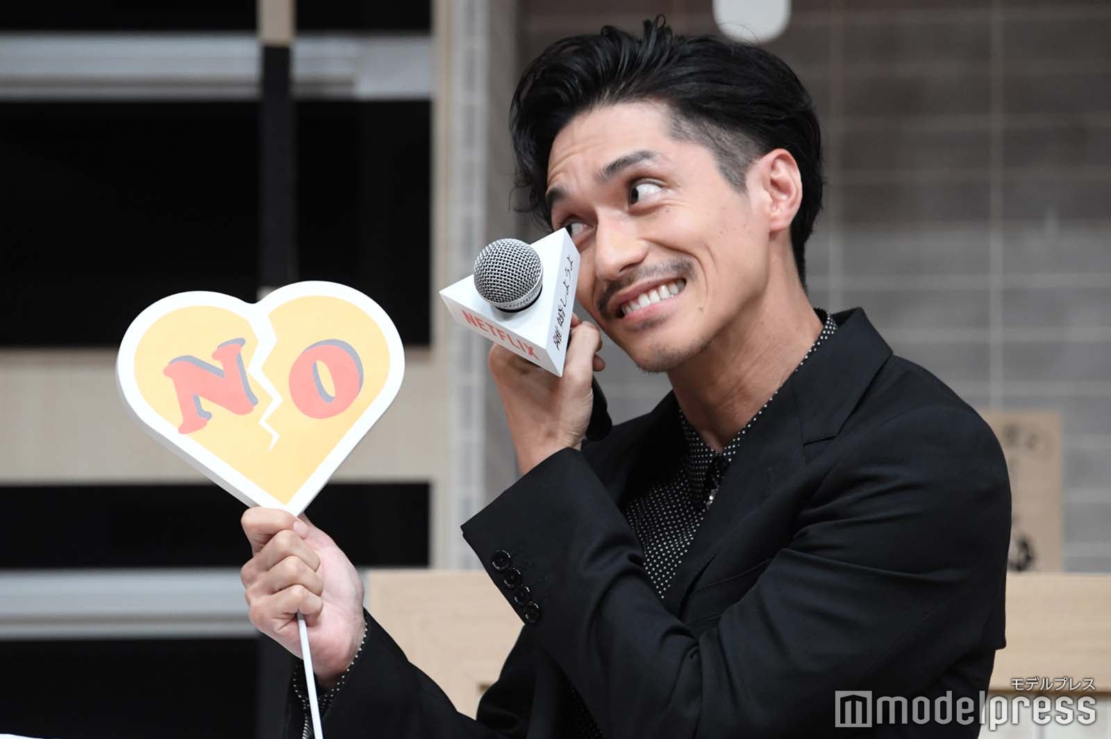 ハプニングに恥ずかしがる錦戸亮（C）モデルプレス