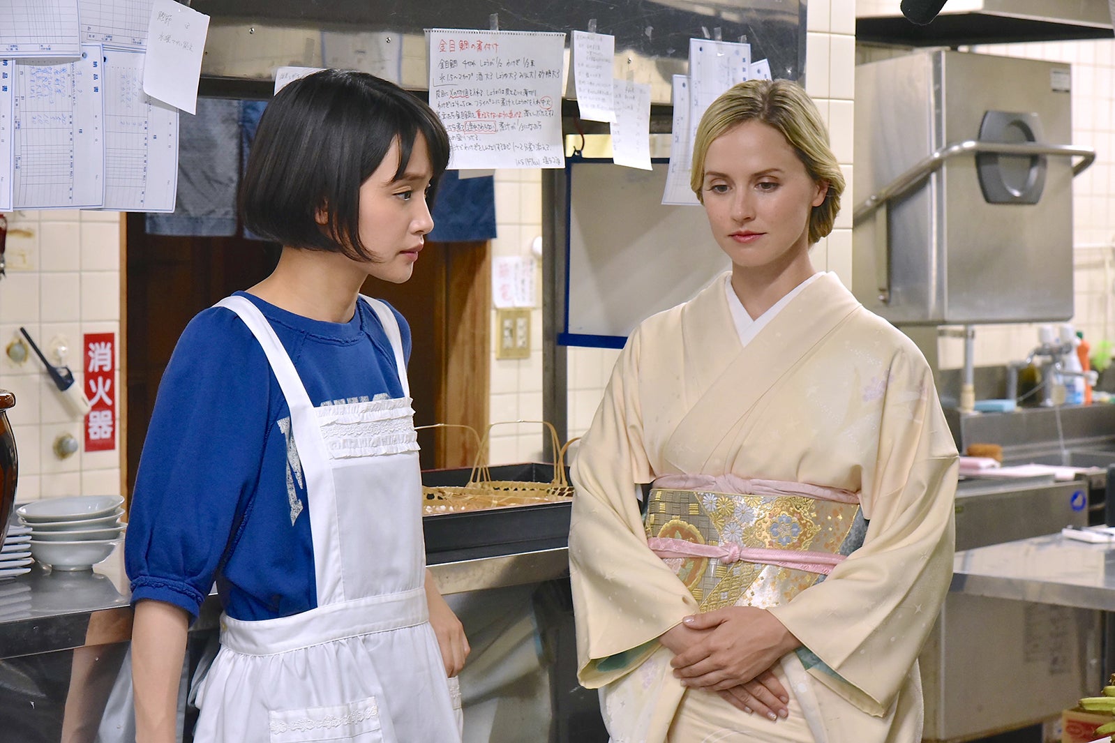 剛力彩芽、ナタリー・エモンズ／「家政夫のミタゾノ」第7話より（C）テレビ朝日