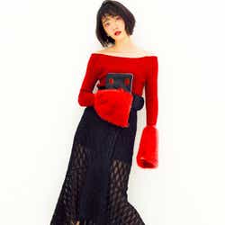モデルプレス - 乃木坂46堀未央奈、透け服&赤リップで魅了 大人な女性に変化