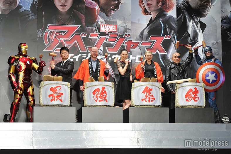 左より：宮迫博之、ジョス・ウェドン監督、米倉涼子、エリザベス・オルセン、竹中直人