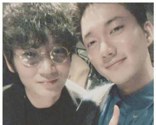 綾野剛&超新星ゴニル、仲良しプライベートショットに反響「びっくり」「どういう関係?」