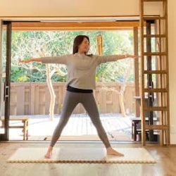 気持ちが落ち着かず滅入る時に!運動不足を解消しながら心をリラックスさせるヨガ