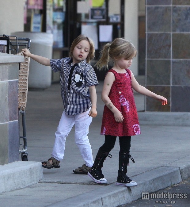 大きくなったアンジェリーナ・ジョリーのふたご、ヴィヴィアンちゃんは鼻ホジ寸前？