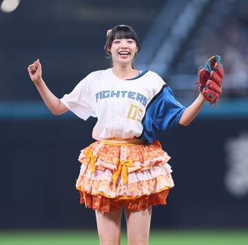 「投げたあとプレートの土を手で払ってて好感度上がった」エスコン降臨の人気アイドル、ノーバンならずも可憐投球に反響「上手すぎ」「完璧だったよ～」