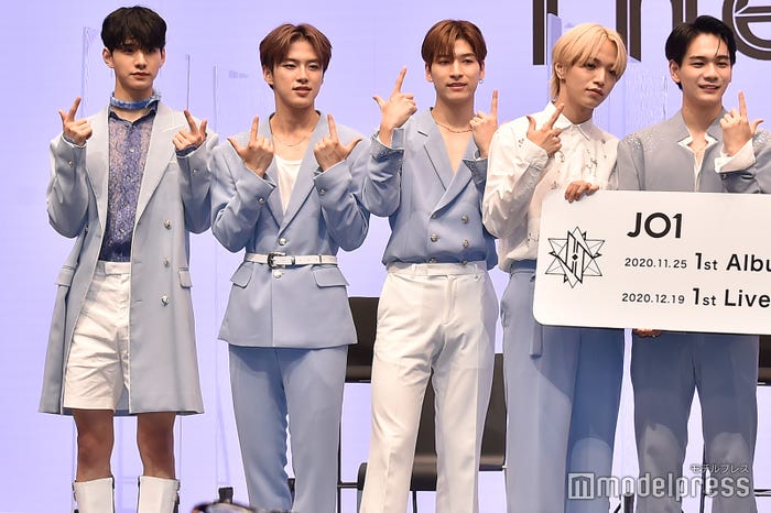 左から)佐藤景瑚、河野純喜、金城碧海、大平祥生、豆原一成 (C)モデルプレス