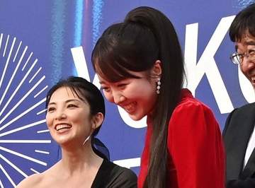 誰！？ 21歳になった本田望結、美しい体ぴったりドレスで映画祭に現れた スカートからのぞくヒールが大人女子