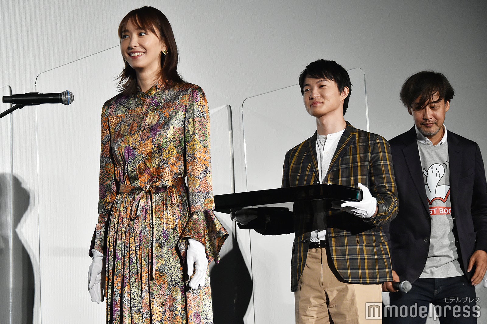 子どもたちへサプライズを行った新垣結衣＆神木隆之介（C）モデルプレス