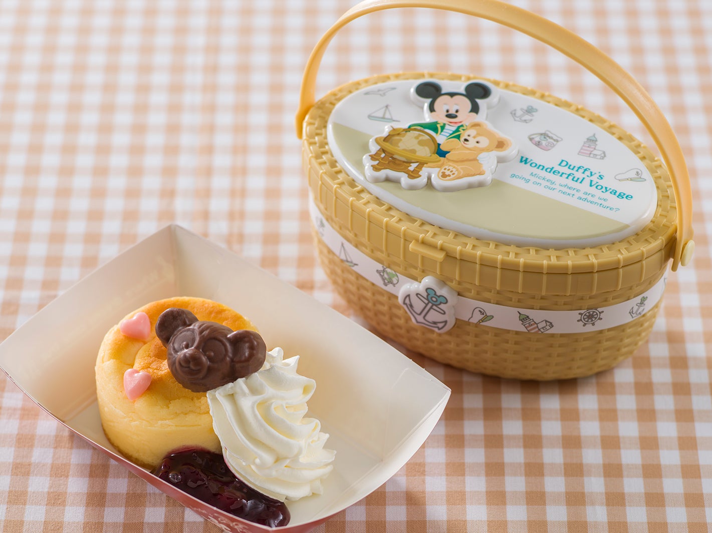 チーズケーキとベリーソース、スーベニアケース付き1,320円（C）Disney