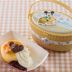 チーズケーキとベリーソース、スーベニアケース付き1,320円（C）Disney
