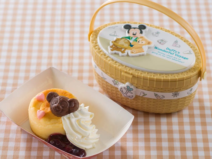 チーズケーキとベリーソース、スーベニアケース付き1,320円(C)Disney
