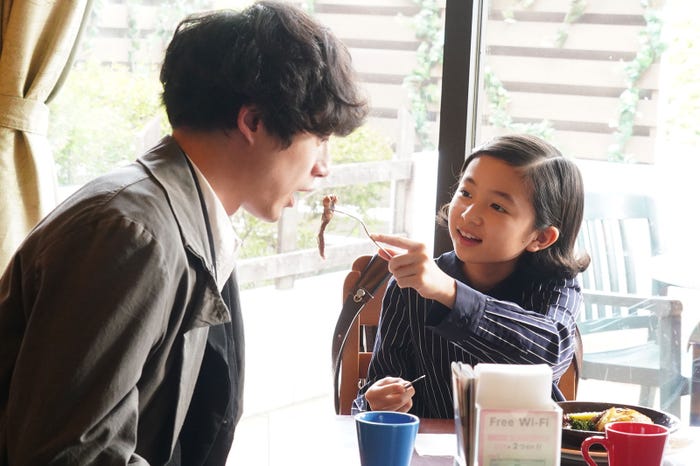 坂口健太郎、白山乃愛「Dr.チョコレート」第6話より(C)日本テレビ