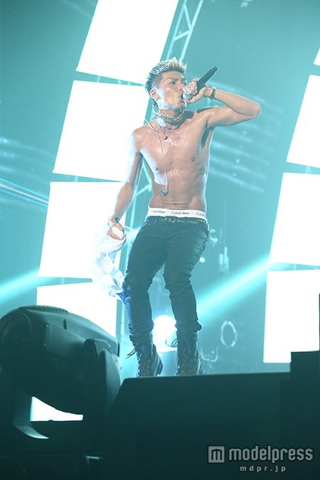 EXILE SHOKICHI「ヤバい！」 上裸で熱狂パフォーマンス