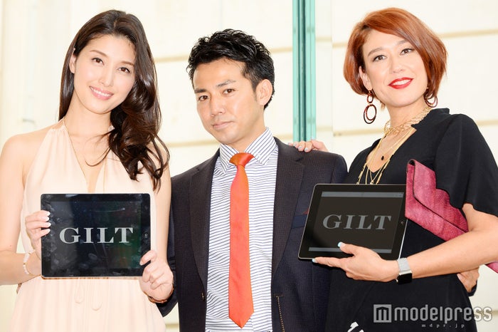 橋本マナミにピース綾部が熱いキス 背中ざっくりsexyスタイルで魅了 モデルプレス 橋本マナミにピース綾部が熱いキス 背中ざっくりsexyスタイルで魅了 モデルプレス