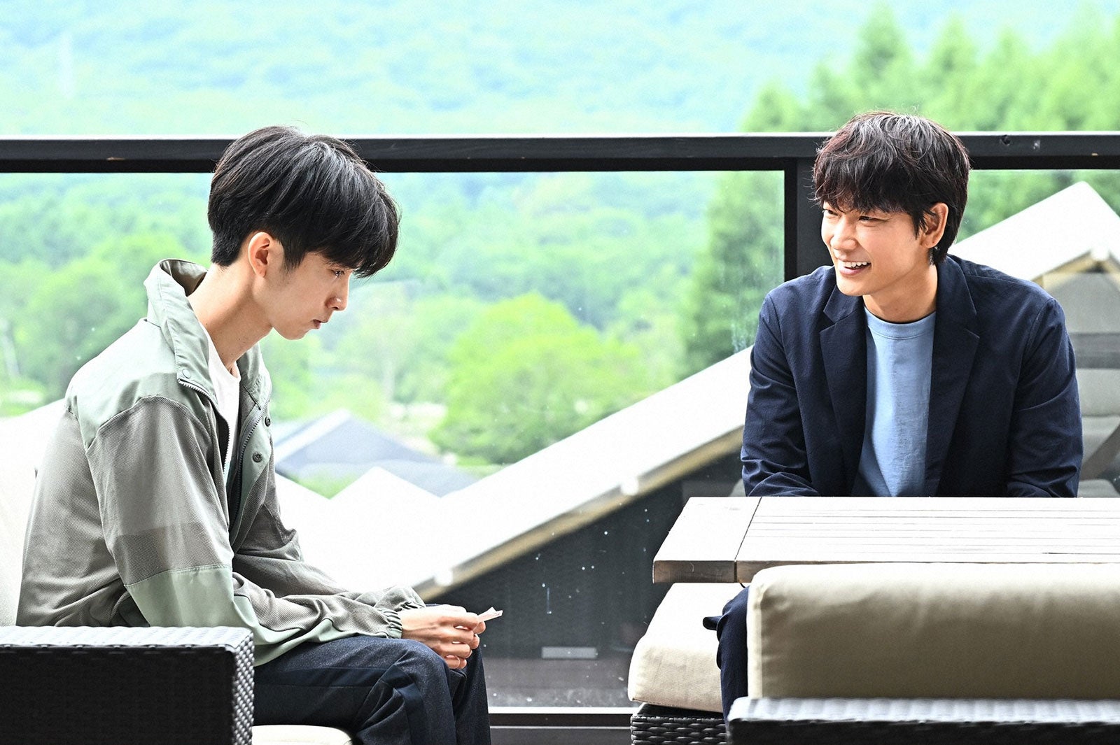 田中樹（SixTONES）、綾野剛／「オールドルーキー」第3話より（C）TBS