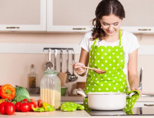 料理をする女性