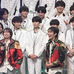 急にマイクを持たされ懸命に“はしみず”の印象を話した竹村実悟(右上)竹村から歌声を絶賛された井上瑞稀(左)、ギターを弾く真似をしていると言われた橋本涼(右)「サマステライブ2024」取材会より
(C)モデルプレス