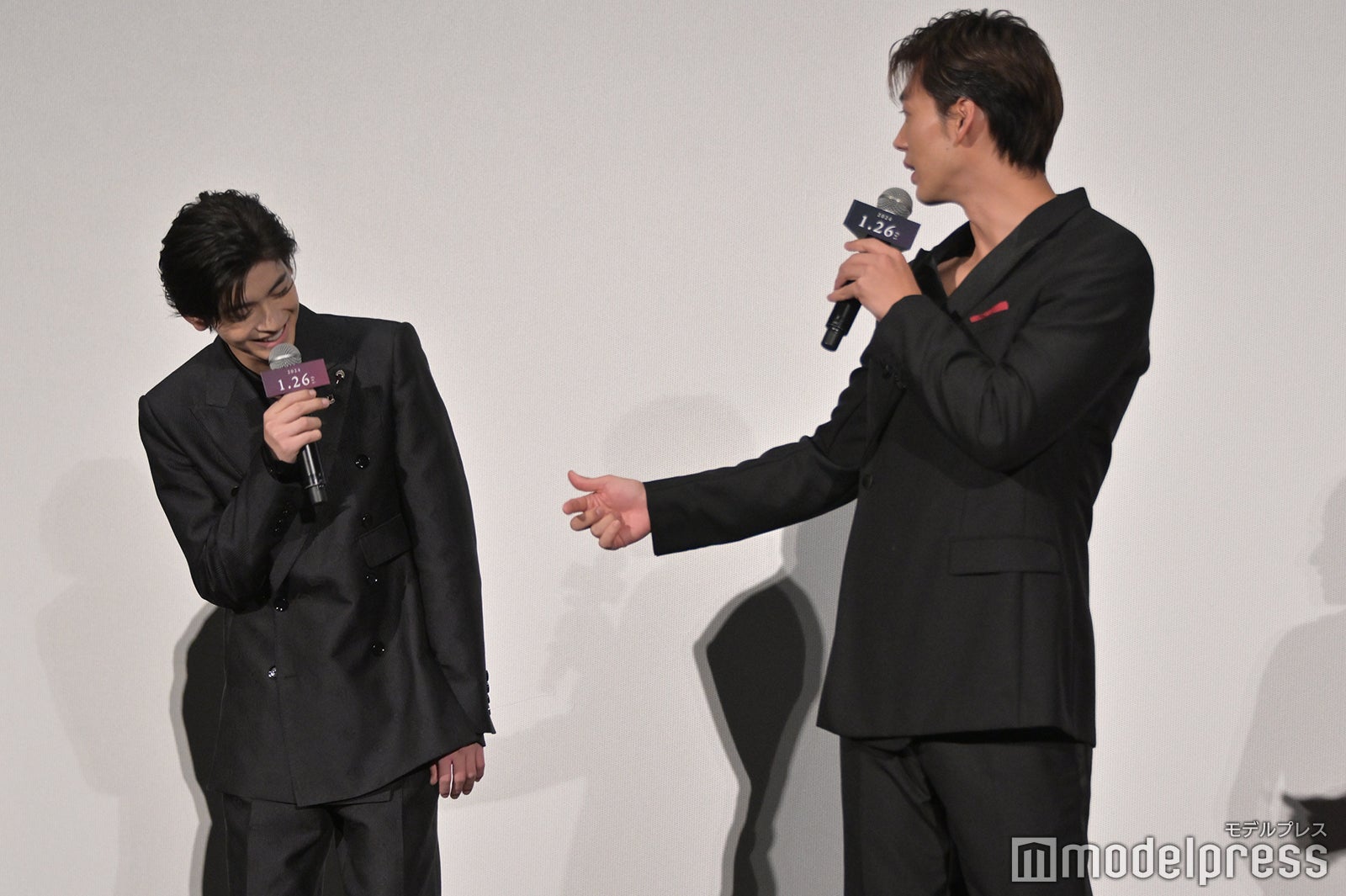 裸の付き合いを振り返る高橋文哉、竹内涼真（C）モデルプレス