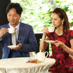 影山(櫻井翔)のハーブティを飲む北川景子、椎名桔平