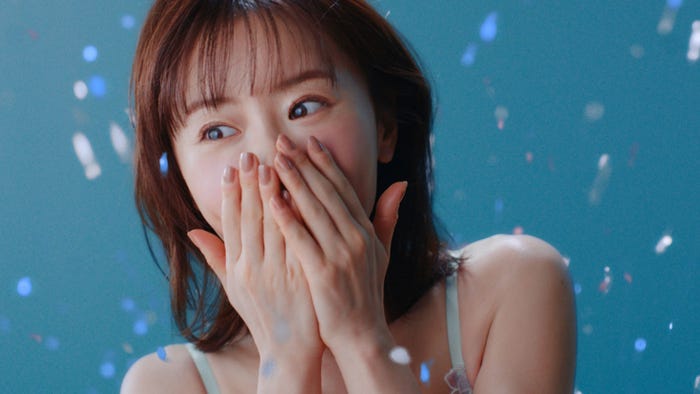 松本まりか/「あふれる幸せ」篇より(提供写真)