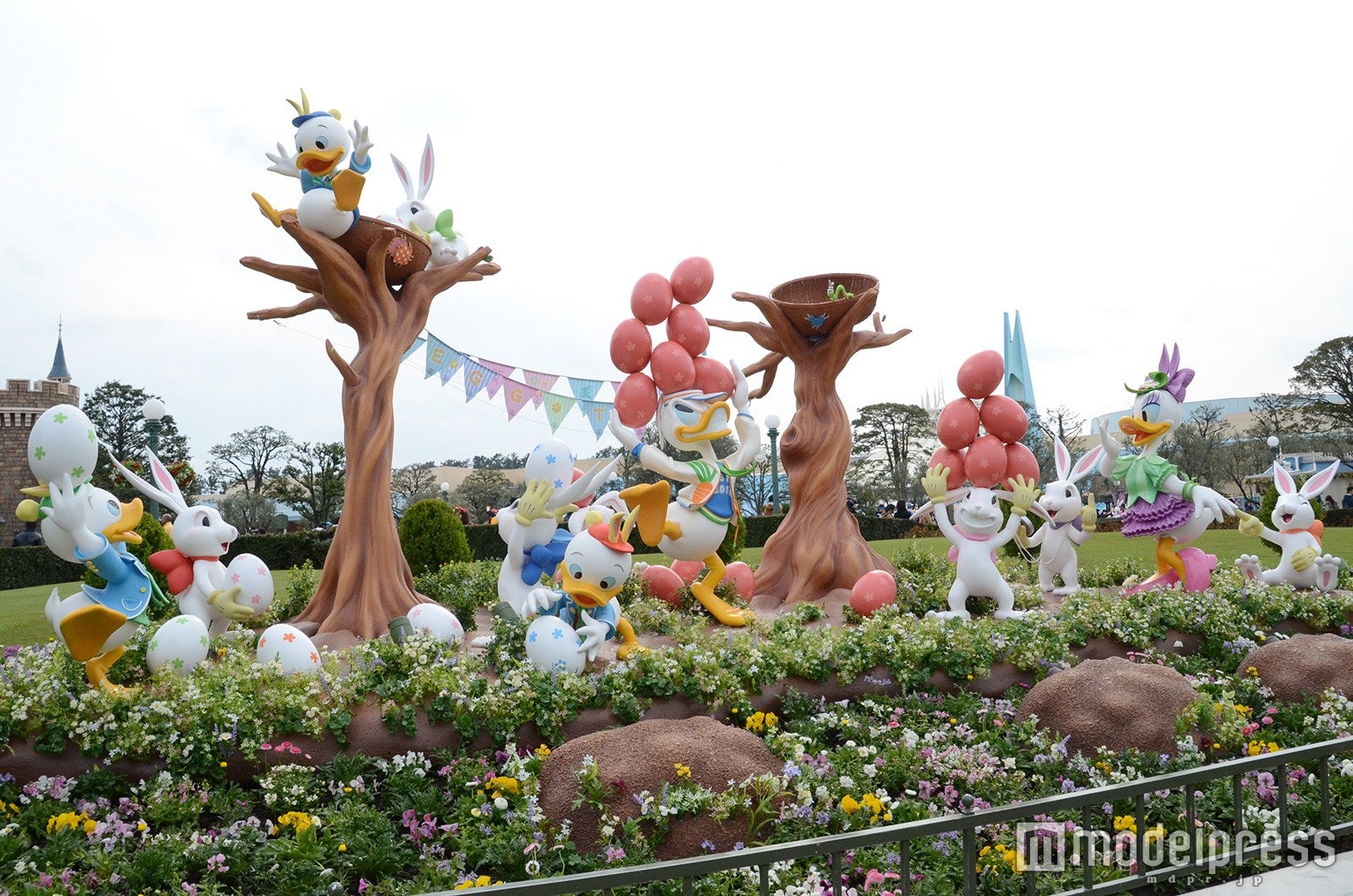 ディズニーランドのデコレーション／ドナルド＆デイジー（C）モデルプレス