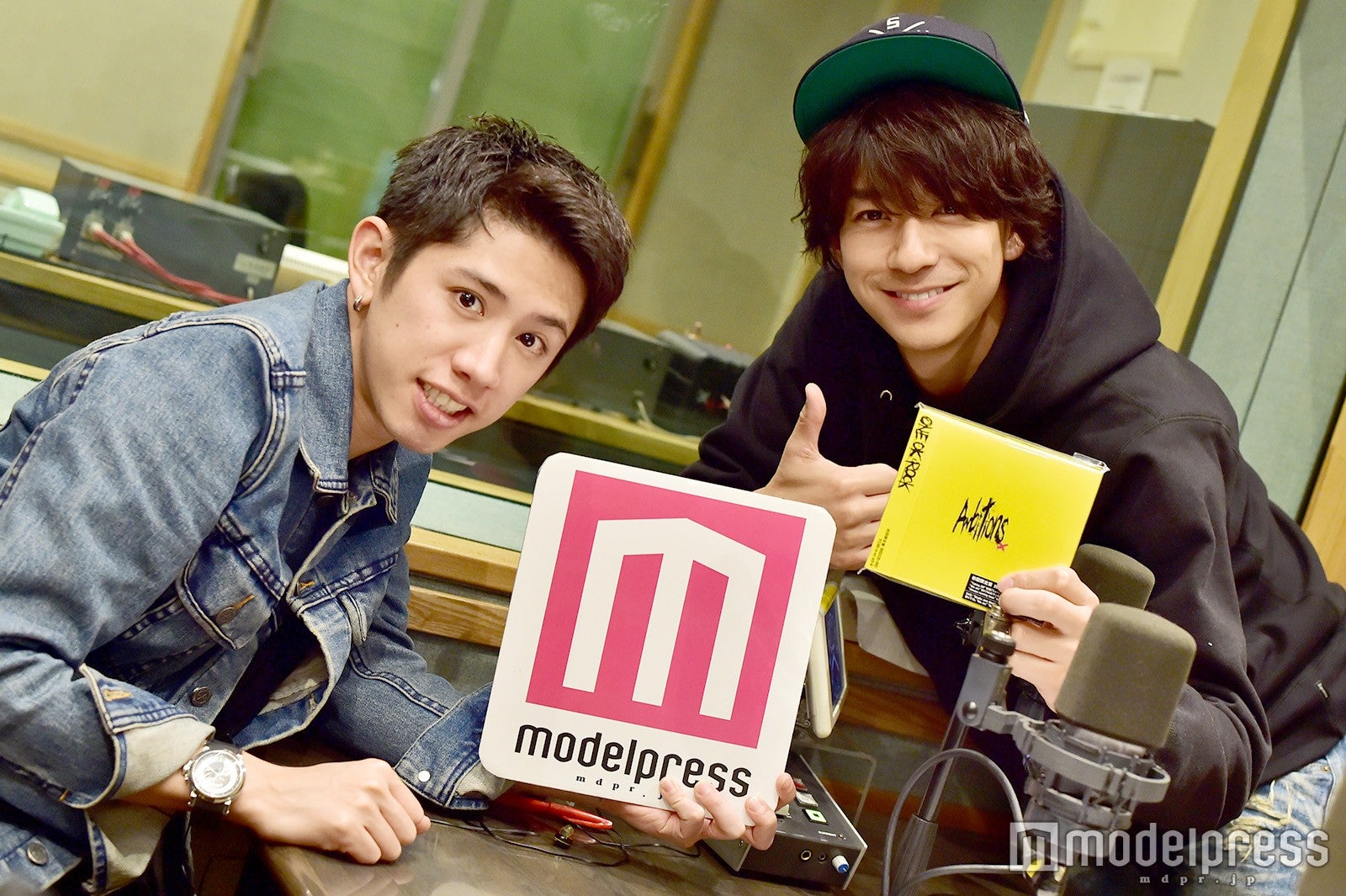 「三浦翔平 It’s  翔 time」のパーソナリティの三浦翔平（右）とゲストのONE OK ROCKのTaka （C）モデルプレス