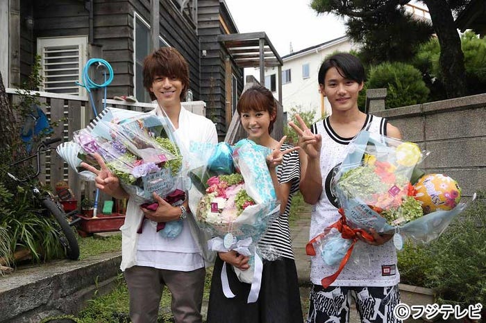 (左から)三浦翔平、桐谷美玲、野村周平(C)フジテレビ