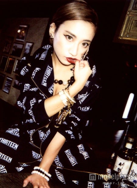 立花亜野芽、米原康正氏がチェキで撮影